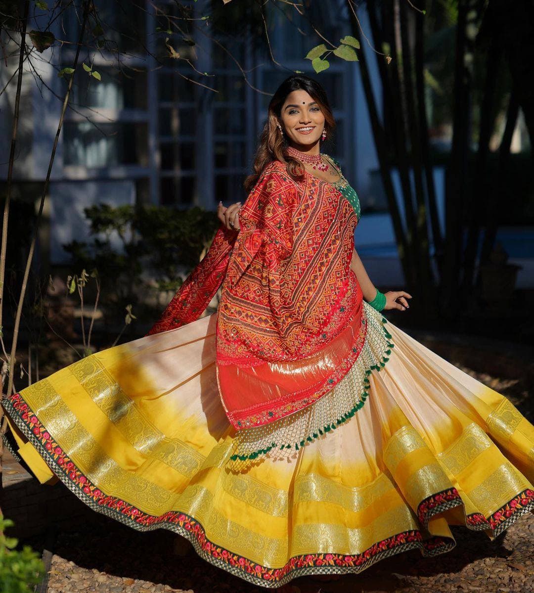 WHITE COLOR LEHENGA COLI